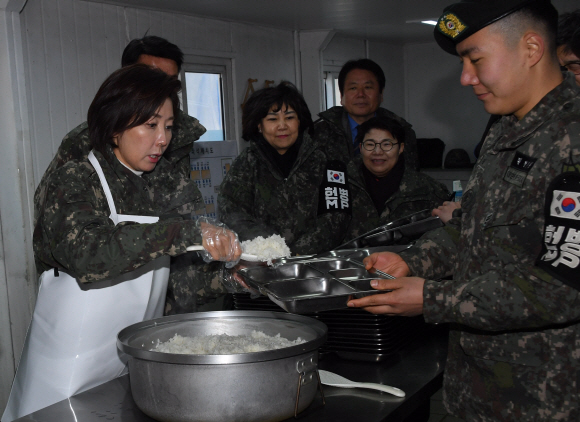 자유한국당 나경원 원내대표가 30일 강원 12사단 수색중대를 방문해 장병들과 오찬에 앞서  배식봉사를 하고 있다. 2019. 1. 30  국회사진기자단
