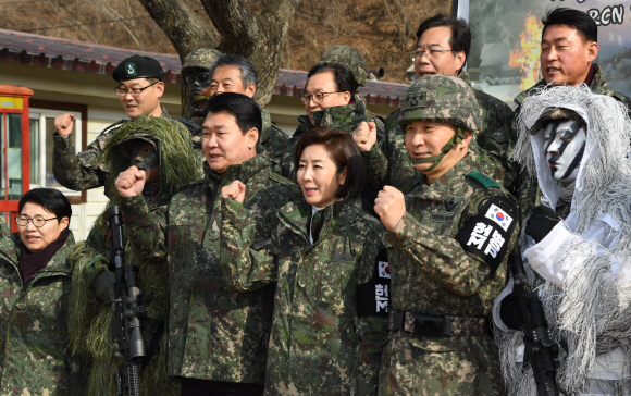 자유한국당 나경원 원내대표가 30일 강원 12사단 수색중대를 방문해 장병들과 기념촬영을  하고 있다. 2019. 1. 30  국회사진기자단