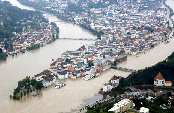 2013년 6월 유럽에 폭우가 쏟아져 강이 범람하면서 물에 잠긴 독일 바이에른주 파사우 시내의 모습. 서울신문 DB