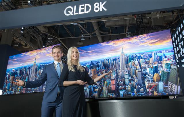 미국 라스베이거스에서 이달 초 열린 세계 최대 정보기술(IT) 전시회 ‘CES 2019’에서 모델들이 초대형·초고화질 TV인 ‘QLED 8K’ TV 98형을 소개하고 있다.  삼성전자 제공