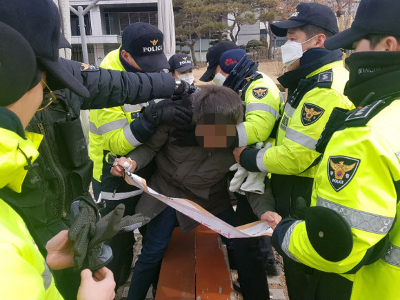 한국대학생진보연합 회원이 31일 서울 종로구 미국대사관 인근에서 주한미군 철수 시위를 벌이다 경찰에 연행되고 있다. 2019.1.31 연합뉴스