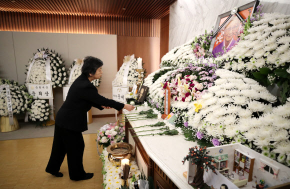 김복동 할머니 빈소 조문하는 일본시민단체 회원