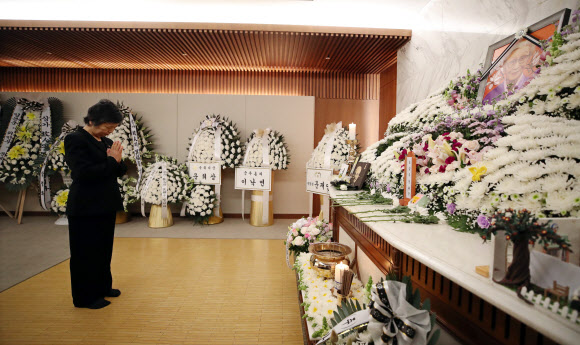 김복동 할머니 빈소 조문하는 일본시민단체 회원