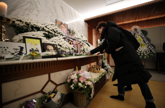 이른 아침부터 이어지는 김복동 할머니 조문 발길