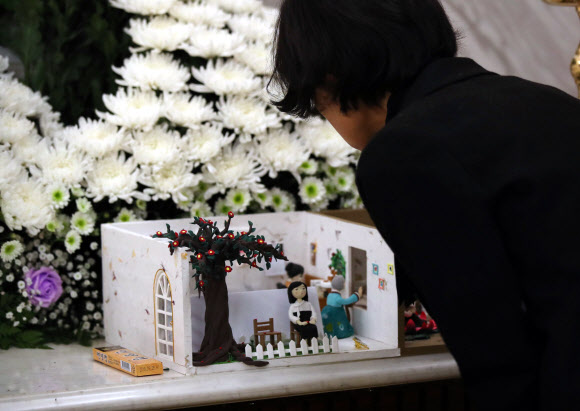 김복동 할머니 추모 선물 살펴보는 방청자 공동대표