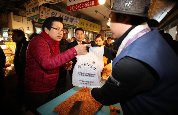 광장시장 방문해 강정 사는 황교안