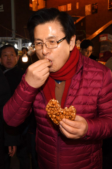 광장시장 강정 맛보는 황교안