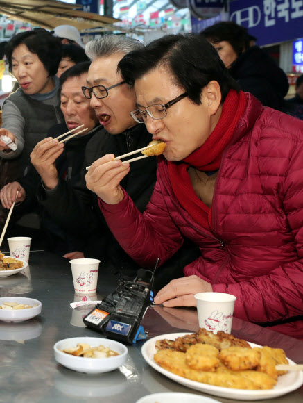 빈대떡 먹는 황교안