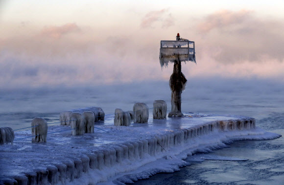 북극한파에 꽁꽁 얼어붙은 미시간호 항구 등대