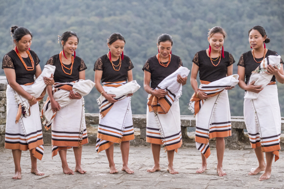 전통옷을 갖춰 입은 앙가미족 여성들이 전통 춤과 노래를 선보이고 있다. 낯선 사람들 앞에서의 공연이 아직은 어색한 듯 오지 여성들의 얼굴에선 부끄러움이 묻어 나온다. 앙가미족은 나갈랜드에 거주하는 16개 부족 중 가장 인구가 많다.