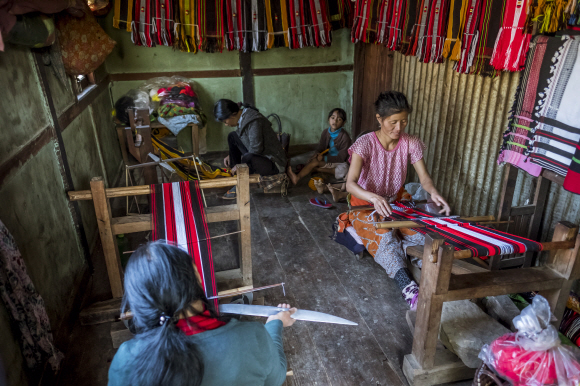 전통 방식으로 베를 짜고 있는 코노마 마을 여인들.
