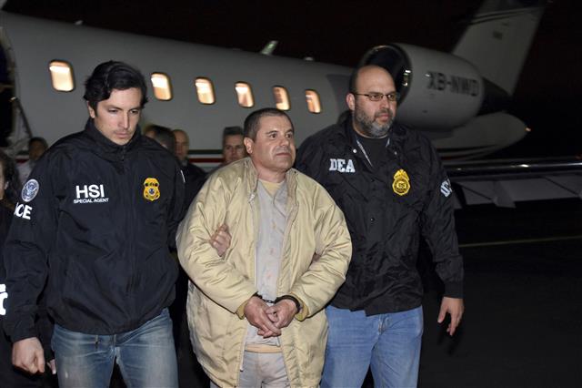 지난 17일(현지시간) 멕시코 ´마약왕´ 호아킨 구스만이 미국 뉴욕에서 재판을 받기 위해 이동하고 있다. 뉴욕 AP 연합뉴스
