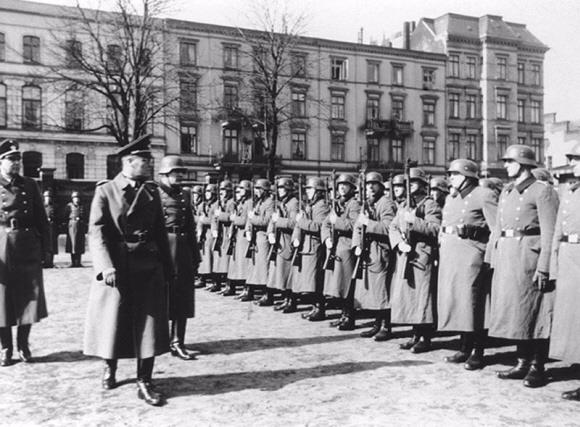 제2차 세계대전 중 바르샤바 게토에 이어 두 번째로 규모가 컸던 폴란드의 리츠만슈타트 게토에 도열한 독일 ‘101 예비경찰대대’ 모습. 나치의 치안경찰 소속인 이 경찰대대는 유대인 거주 지역 게토의 치안을 담당했다. 휴머니스트 제공