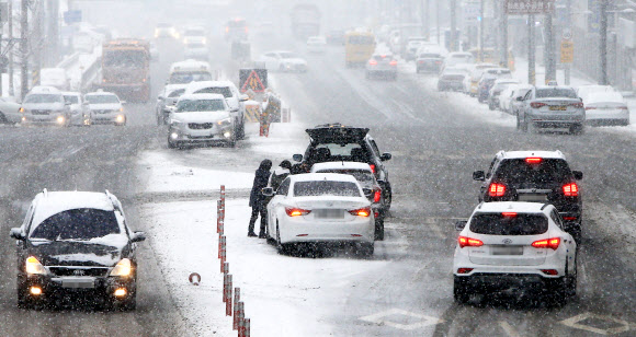 눈 내린 도심…차량 엉금엉금