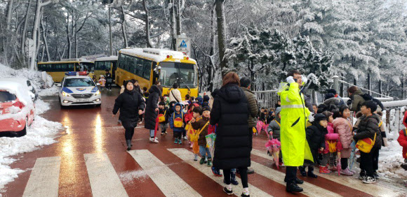부산 고지대 유치원생 350여명 도로 결빙에 귀가 지연