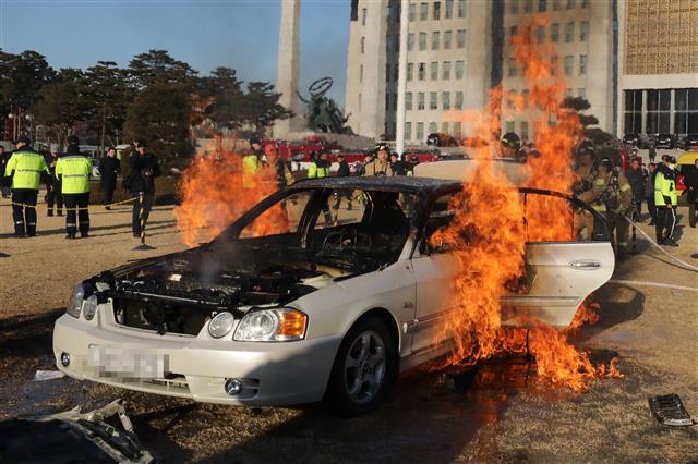 ‘50대 남성, 국회 차량돌진...분신시도’