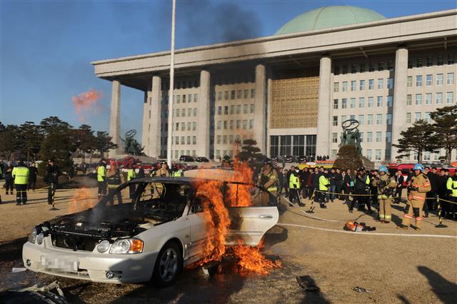 50대 남성...국회 앞 차량 분신 시도