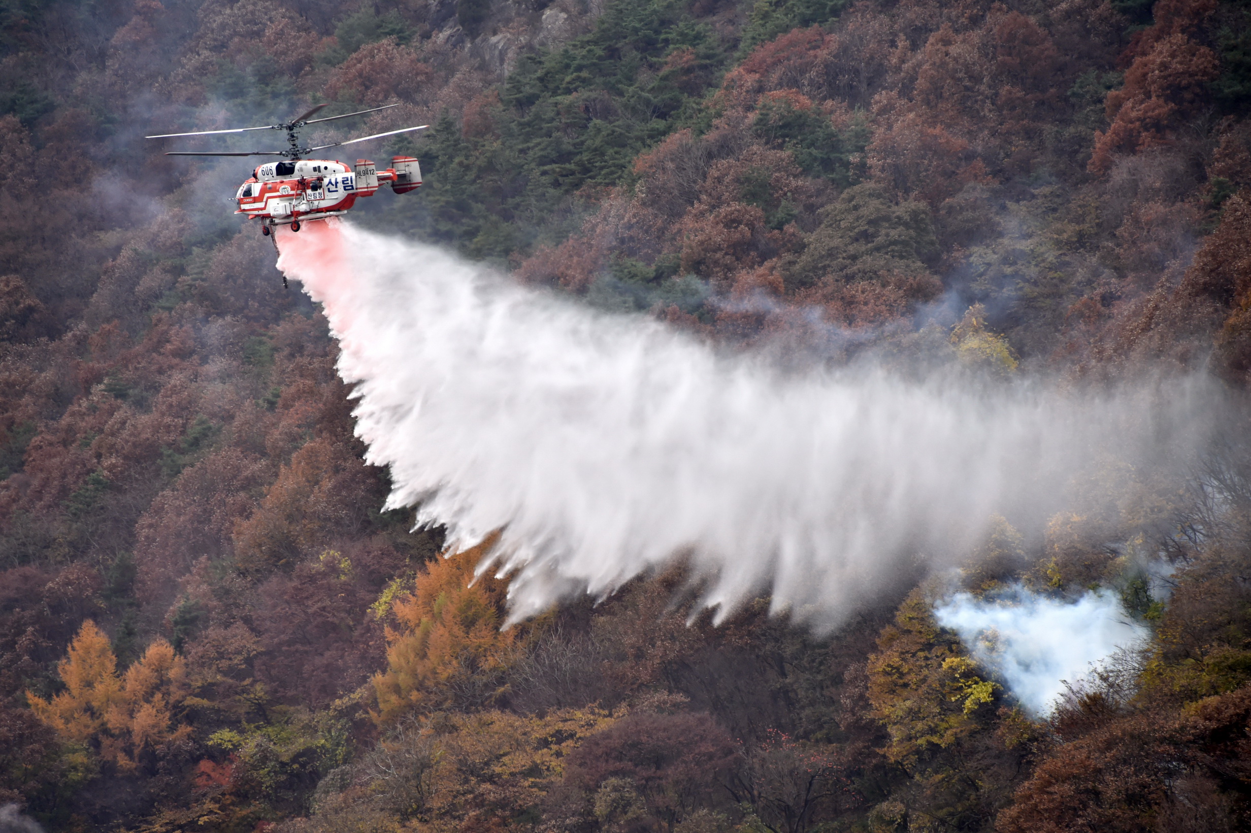 산림청의 카모프 헬기가 산불 현장에 투입돼 진화하고 있다. 산림청 제공