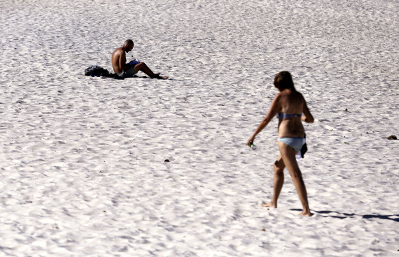 지난 1월 24일(현지시간) 기온이 45도까지 올라간 호주 애들레이드의 글레넬그 해변에 있는 사람들. AP 연합뉴스