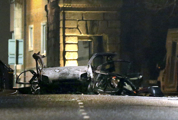 신 아일랜드공화국군(NIRA)이 지난달 19일(현지시간) 북아일랜드 런던데리의 법원 건물 바깥에서 벌인 차량 폭발 테러의 잔해. 런던데리 AP 연합뉴스 