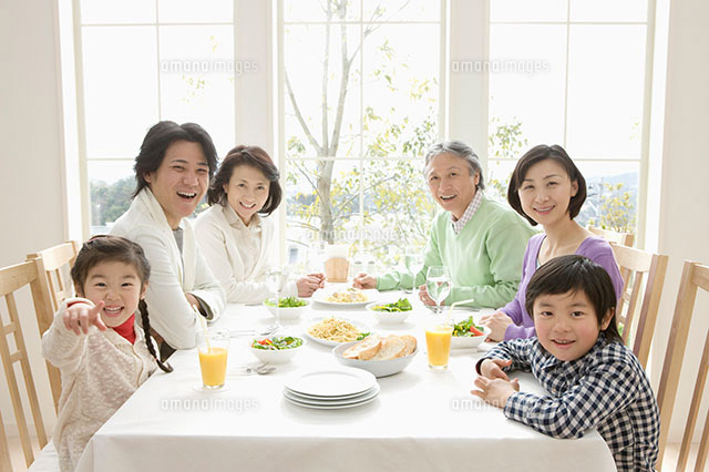 3세대가 다정하게 식탁에 둘러앉은 일본의 한 가족. 아마나이미지 홈페이지 캡처 