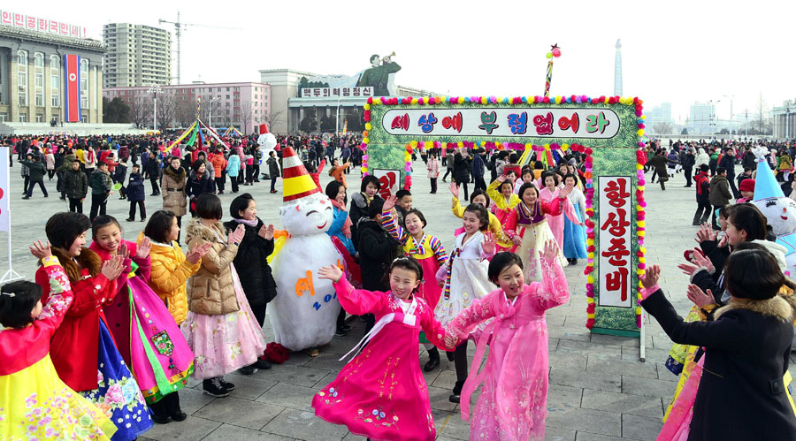 북한 평양 시내에서 지난해 1월 28일 설을 맞아 시민들이 명절 분위기를 즐기고 있는 모습. 연합뉴스