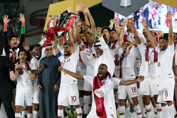1일(현지시간) ‘2019 아시아축구연맹(AFC) 아시안컵’ 일본과의 결승전에서 3-1로 승리하며 우승을 차지한 카타르의 선수들이 우승 트로피를 들어 올리며 기뻐하고 있다. EPA 연합뉴스
