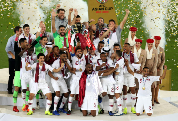 1일(현지시간) ‘2019 아시아축구연맹(AFC) 아시안컵’ 일본과의 결승전에서 3-1로 승리하며 우승을 차지한 카타르의 선수들이 우승 트로피를 들어 올리며 기뻐하고 있다. EPA 연합뉴스