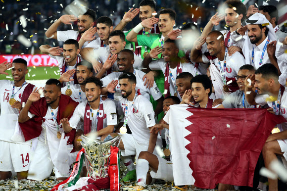 1일(현지시간) ‘2019 아시아축구연맹(AFC) 아시안컵’ 일본과의 결승전에서 3-1로 승리하며 우승을 차지한 카타르의 선수들이 우승 트로피를 들어 올리며 기뻐하고 있다. EPA 연합뉴스