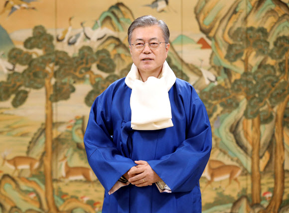 문재인 대통령이 한복을 입고 국민들에게 설 인사를 전했다. 2일 청와대 SNS에 게재된 영상에서 문 대통령은 “따뜻하고 행복한 설 연휴 보내시길 바란다” 며 “정부도 꼼꼼히 안전을 챙기겠다”고 인사를 전했다. 청와대 제공