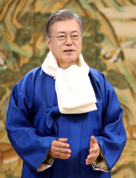 문재인 대통령이 한복을 입고 국민들에게 설 인사를 전했다. 2일 청와대 SNS에 게재된 영상에서 문 대통령은 “따뜻하고 행복한 설 연휴 보내시길 바란다” 며 “정부도 꼼꼼히 안전을 챙기겠다”고 인사를 전했다. 청와대 제공