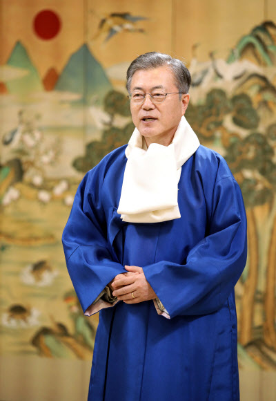 문재인 대통령이 한복을 입고 국민들에게 설 인사를 전했다. 2일 청와대 SNS에 게재된 영상에서 문 대통령은 “따뜻하고 행복한 설 연휴 보내시길 바란다” 며 “정부도 꼼꼼히 안전을 챙기겠다”고 인사를 전했다. 청와대 제공