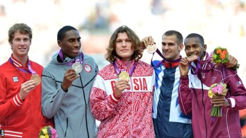 가운데가 이번에 금메달을 박탈당한 이반 우코프. 오른쪽 두 번째가 공동 동메달리스트 3인 가운데 한 명이었다가 은메달로 격상되는 로버트 그라바스. AFP 자료사진