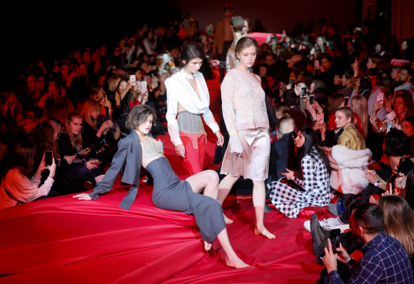 1일(현지시간) 우크라이나 키예프에서 열린 ‘우크라이나 패션위크’에 디자이너 이안 프롤로브(Ivan Frolov)의 의상을 입은 모델들이 런웨이에서 포즈를 취하고 있다. 로이터 연합뉴스