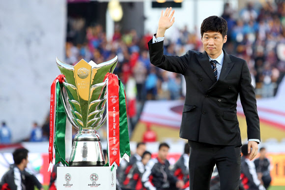 전 축구선수 박지성이 1일(현지시간) 아랍에미리트 아부다비에서 열린 ‘2019 아시아축구연맹(AFC) 아시안컵’ 카타르와 일본의 결승전에 초청되어 트로피 전달자 역할을 수행했다.  EPA 연합뉴스