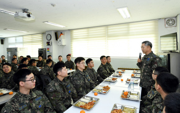격오지부대 방문한 이왕근 공군참모총장