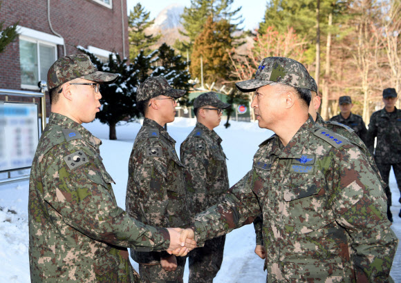 격오지부대 방문한 이왕근 공군참모총장
