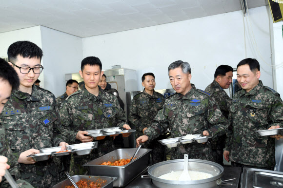 격오지 장병 격려하는 공군참모총장