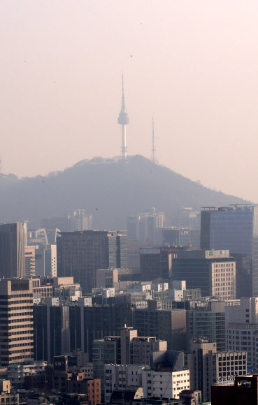 ‘설 연휴 첫날부터 뿌옇네’