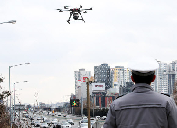 교통법규 위반 드론 단속 중