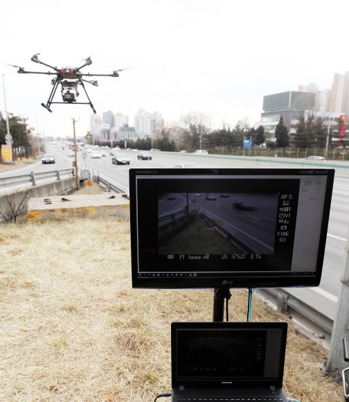 교통법규 위반 드론 단속 중