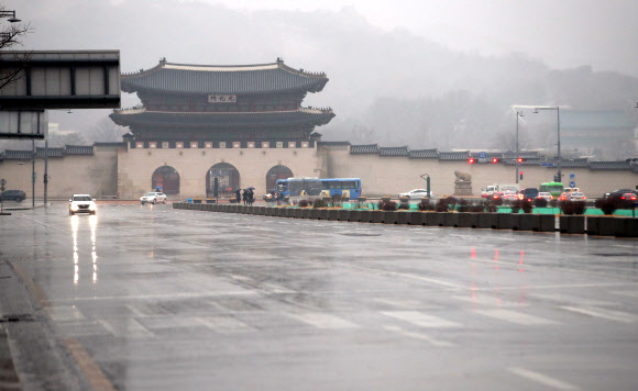 비 내리는 텅 빈 도심