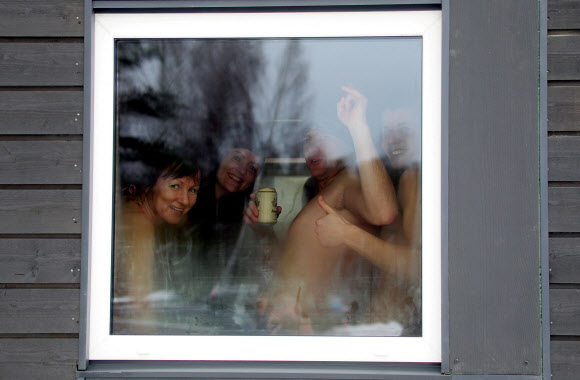 사람들이 2일(현지시간) 에스토니아 오테파에서 열린 ‘사우나 마라톤’ 중 사우나의 유리창 밖을 보고 있다. 참가자들은 오테파 지역의 지정된 사우나를 찾은 후 최대한 빨리 방문해야한다. 최단시간에 모든 사우나를 완료한 팀이 이기게 된다. EPA 연합뉴스