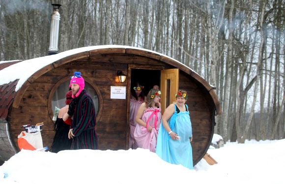 참가자들이 2일(현지시간) 에스토니아 오테파에서 열린 ‘사우나 마라톤’ 중 사우나을 마치고 나가고 있다. 참가자들은 오테파 지역의 지정된 사우나를 찾은 후 최대한 빨리 방문해야한다. 최단시간에 모든 사우나를 완료한 팀이 이기게 된다. EPA 연합뉴스