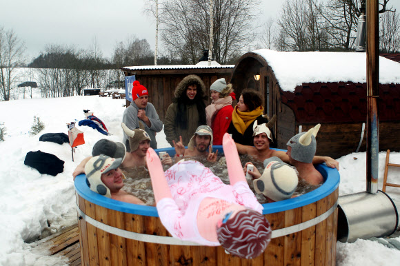 사람들이 2일(현지시간) 에스토니아 오테파에서 열린 ‘사우나 마라톤’ 중 노천탕 안 뜨거운 물 속에 몸을 담그고 있다. 참가자들은 오테파 지역의 지정된 사우나를 찾은 후 최대한 빨리 방문해야한다. 최단시간에 모든 사우나를 완료한 팀이 이기게 된다. EPA 연합뉴스