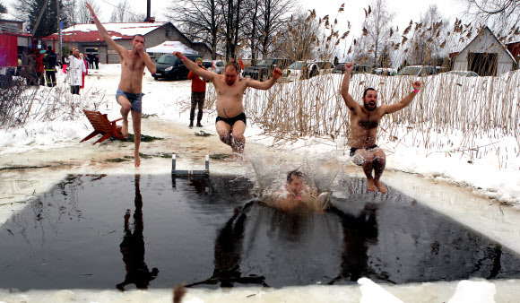 참가자들이 2일(현지시간) 에스토니아 오테파에서 열린 ‘사우나 마라톤’ 중 차가운 물 속에 뛰어 들고 있다. 참가자들은 오테파 지역의 지정된 사우나를 찾은 후 최대한 빨리 방문해야한다. 최단시간에 모든 사우나를 완료한 팀이 이기게 된다. EPA 연합뉴스