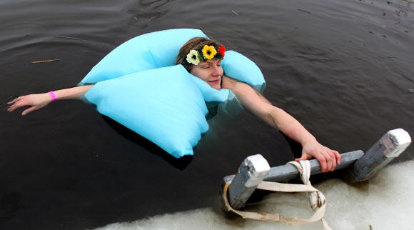 한 여성이 2일(현지시간) 에스토니아 오테파에서 열린 ‘사우나 마라톤’ 중 잠시 차가운 물 속에 몸을 담그고 있다. 참가자들은 오테파 지역의 지정된 사우나를 찾은 후 최대한 빨리 방문해야한다. 최단시간에 모든 사우나를 완료한 팀이 이기게 된다. EPA 연합뉴스