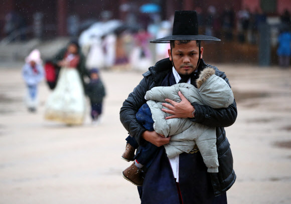 비 내리는 경복궁 ‘아이를 안고 뛰어라’