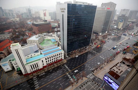 설 연휴 이틀째, 텅 빈 도심