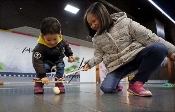 팽이치기하는 어린이들